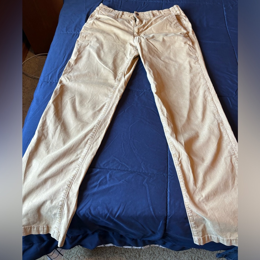 34x36 American Eagle khaki pants.